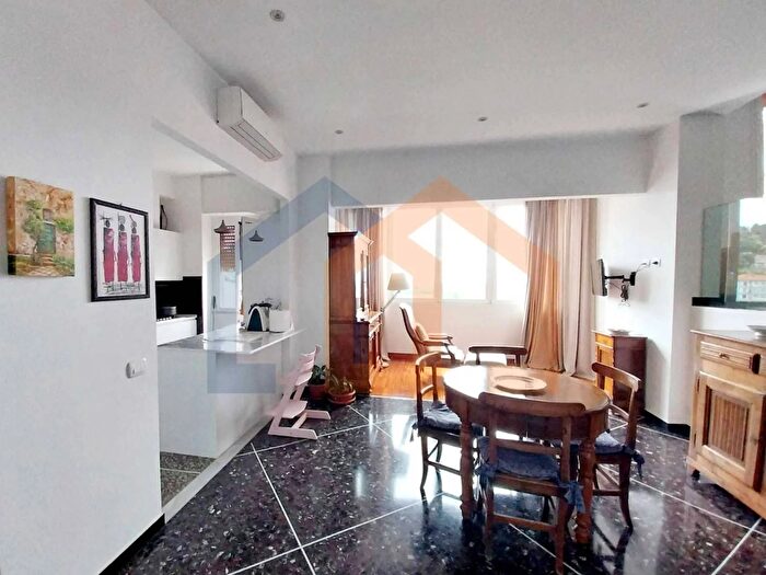 Appartamento con 10 locali in vendita in Via Mignone, Savona