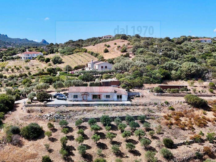 Casa con 6 locali in vendita in Via Monti Canu, Palau