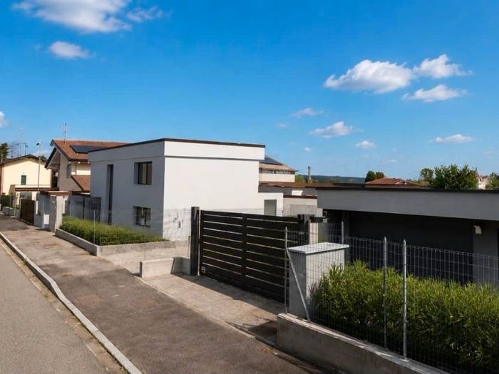 Casa quadrilocale in vendita in Via Genova, Mercallo