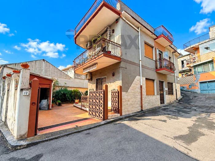 Casa con 6 locali in vendita in via genova, Centro, Giarre