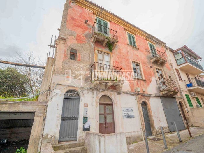 Casa con 6 locali in vendita in Via Emanuela Loi, Santa Lucia San Filippo, Messina