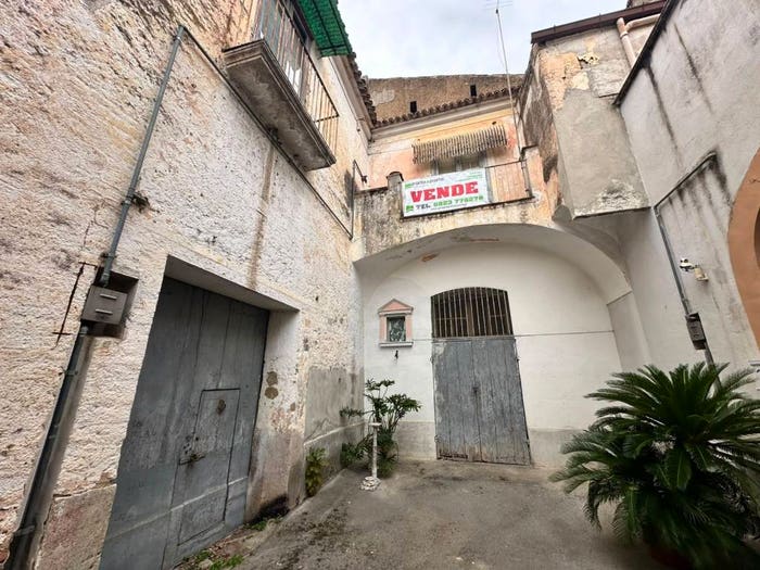 Casa con 6 locali in vendita in Via Luigi Castiello, Casagiove