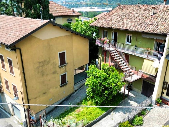 Casa trilocale in vendita in Via Azzarotti, Pradalunga