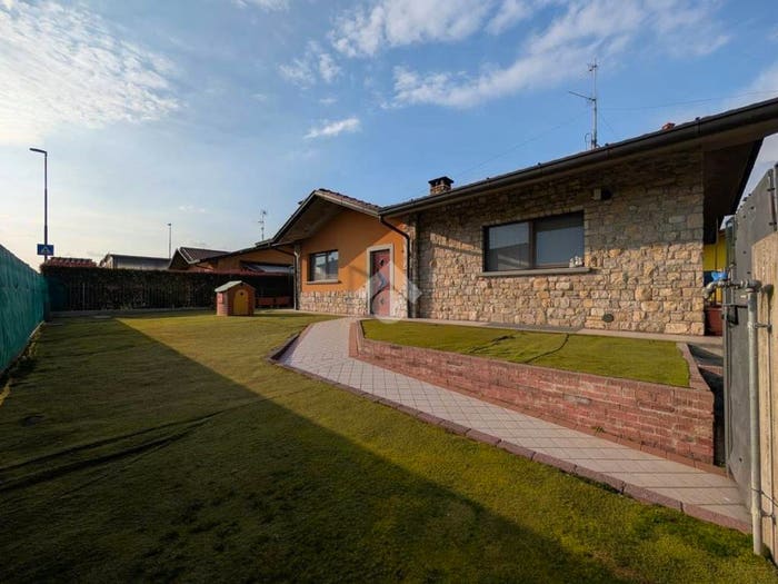 Casa trilocale in vendita in Via Alessandro Volta, Centro, Cavernago