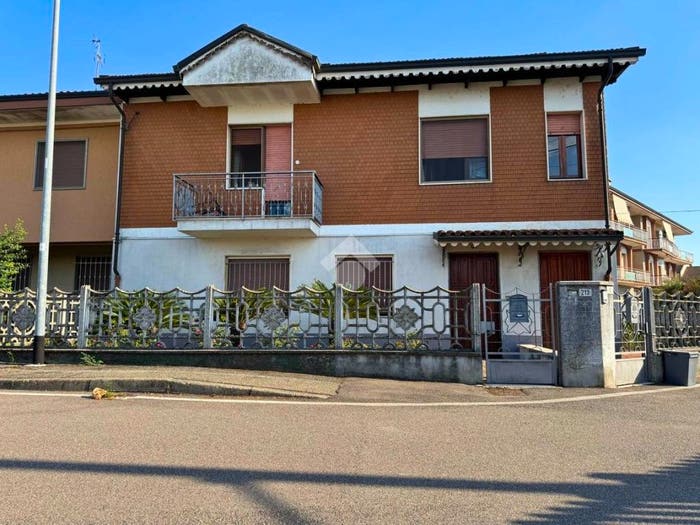 Casa con 6 locali in vendita in Via duca d' aosta, Centro, Tronzano Vercellese