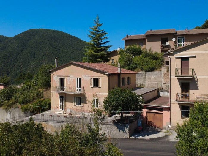 Casa con 6 locali in vendita in Cerreto di Spoleto