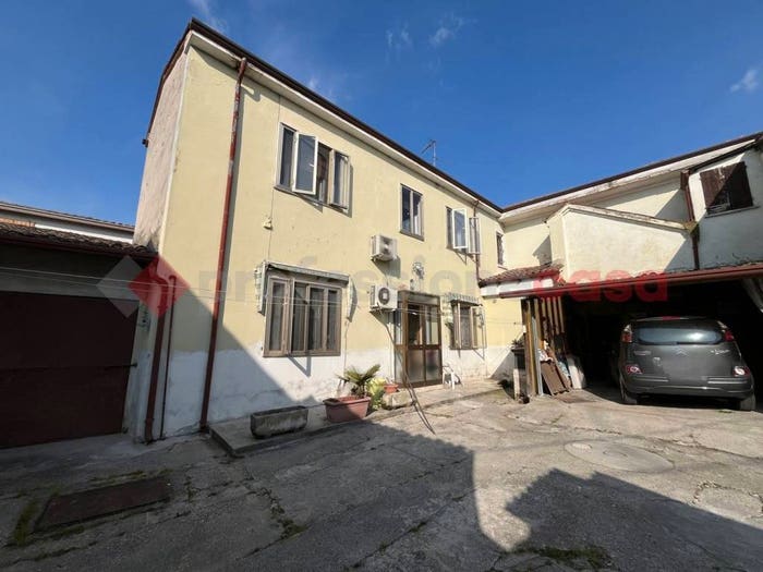 Casa con 6 locali in vendita in Vicolo Maria Montessori, Centro, Sorgà