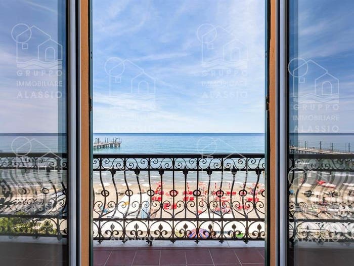 Appartamento con 6 locali in vendita in Passeggiata Dino Grollero, Centro, Alassio