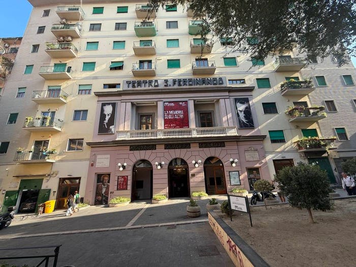 Appartamento trilocale in vendita in Piazza Teatro San Ferdinando, Tribunali, Napoli
