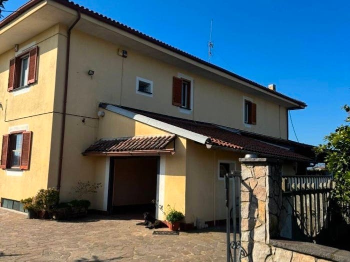 Casa con 6 locali in vendita in Montecorvino Pugliano