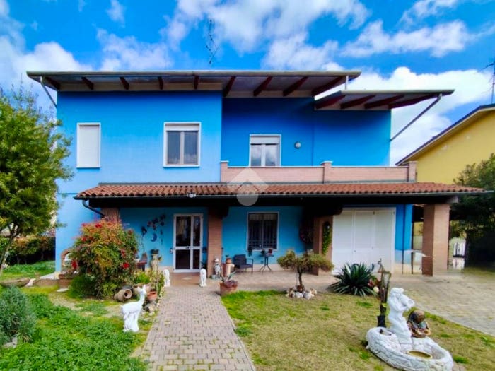 Casa con 6 locali in vendita in Viale D Cimarosa, Centro, Reggiolo