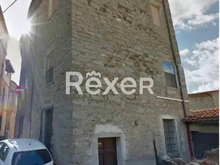 Casa con 6 locali in vendita in Via Ippolito Nievo, Oliena