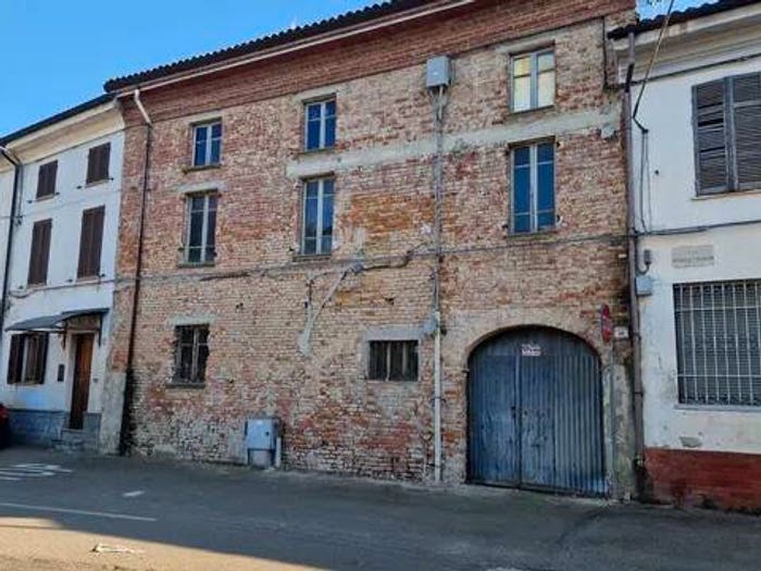 Casa con 6 locali in vendita in Piazza Duca Degli Abruzzi No Number, Castellazzo Bormida
