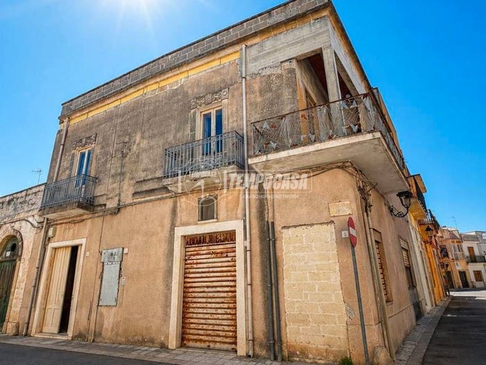 Casa con 6 locali in vendita in Via Chiusa, Cutrofiano