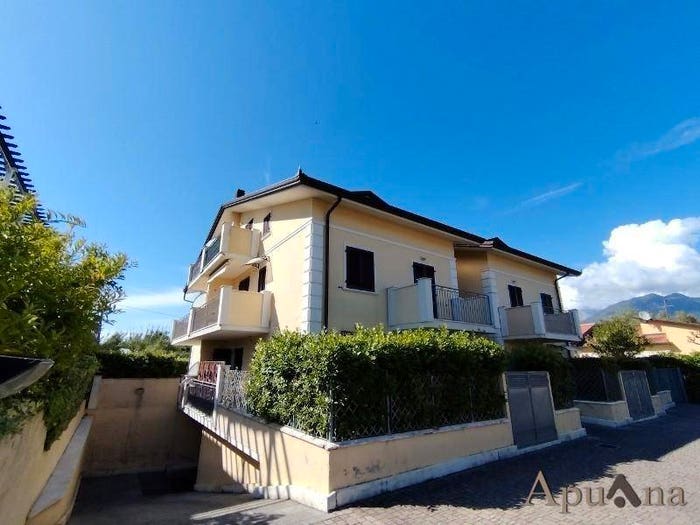 Appartamento trilocale in vendita in Via Fiume, Marina di Massa Centro, Massa