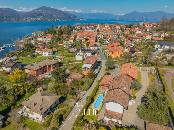 Casa con 6 locali in vendita in Via Roncaccio, Centro, Ranco