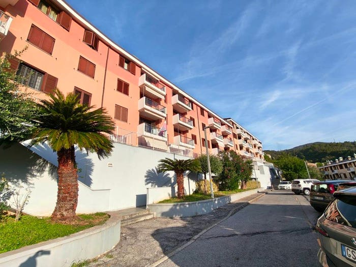 Appartamento quadrilocale in vendita in Viale Villa Gavotti, Multedo, Genova