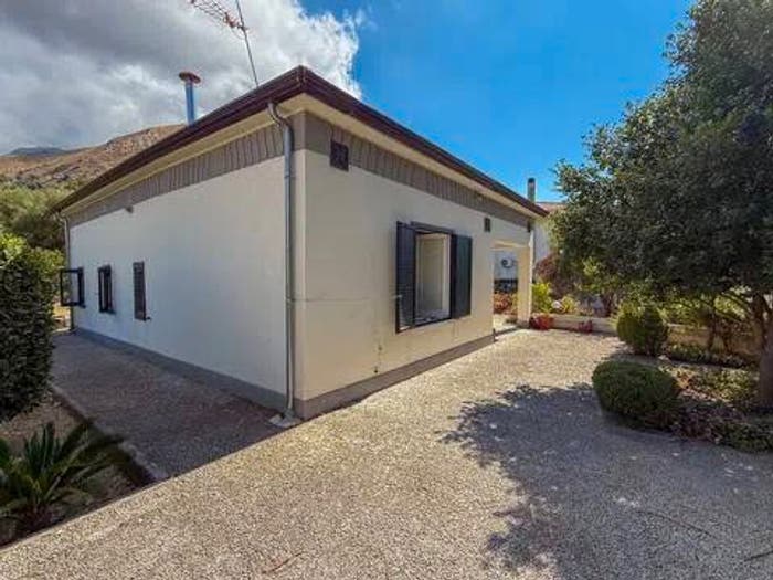 Casa con 6 locali in vendita in Via Piersanti Mattarella, Scillato