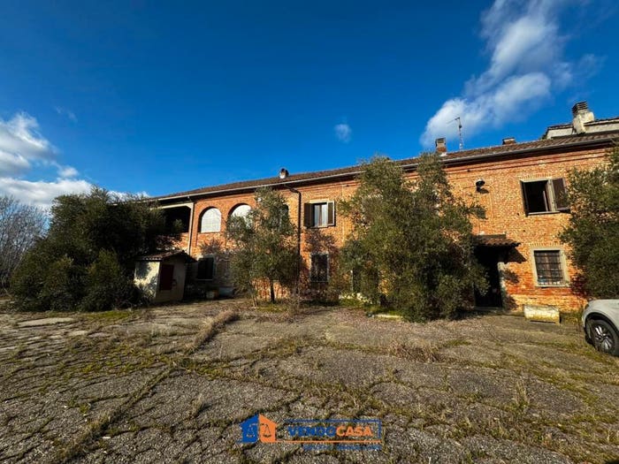 Casa con 6 locali in vendita in Via Sant'Agata, Incisa Scapaccino