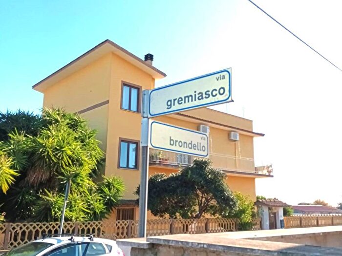 Appartamento trilocale in vendita in Via Brondello, Osteria Nuova, Roma