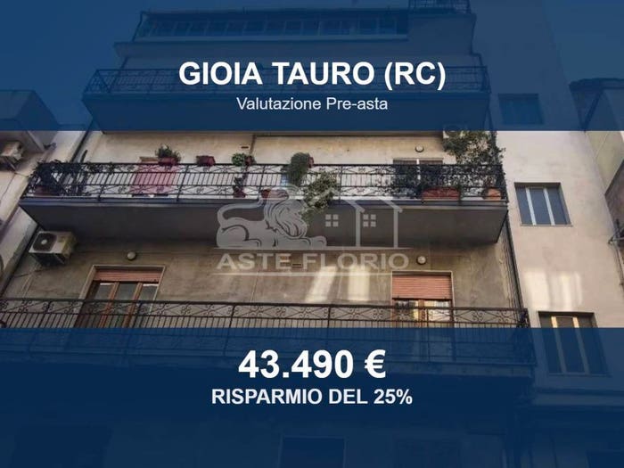 Appartamento quadrilocale in vendita in Via Ugo Foscolo, Gioia Tauro