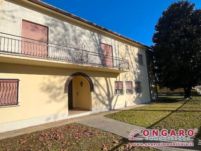 Appartamento con 5 locali in vendita in Via Luciano Marchi, Centro, Copparo