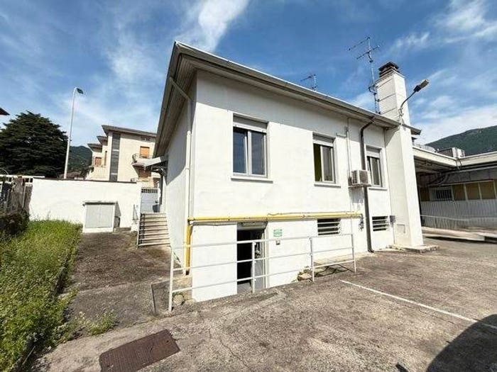 Casa quadrilocale in vendita in Via Fiume, Olate, Lecco