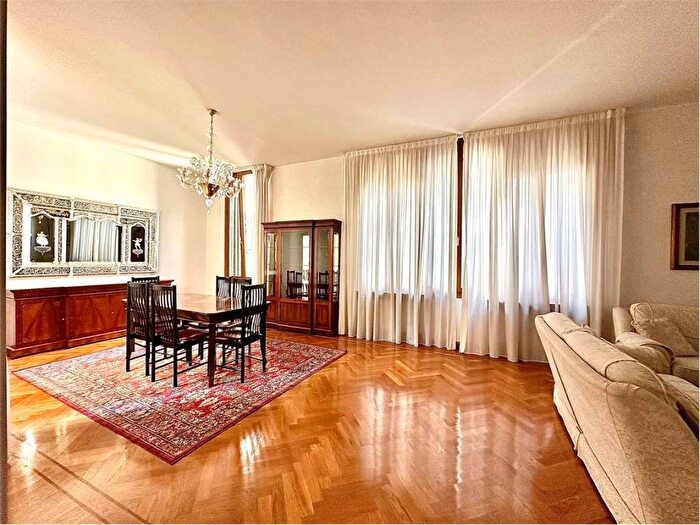 Appartamento con 5 locali in vendita in Calle racchetta, Santi Apostoli San Canciano, Venezia