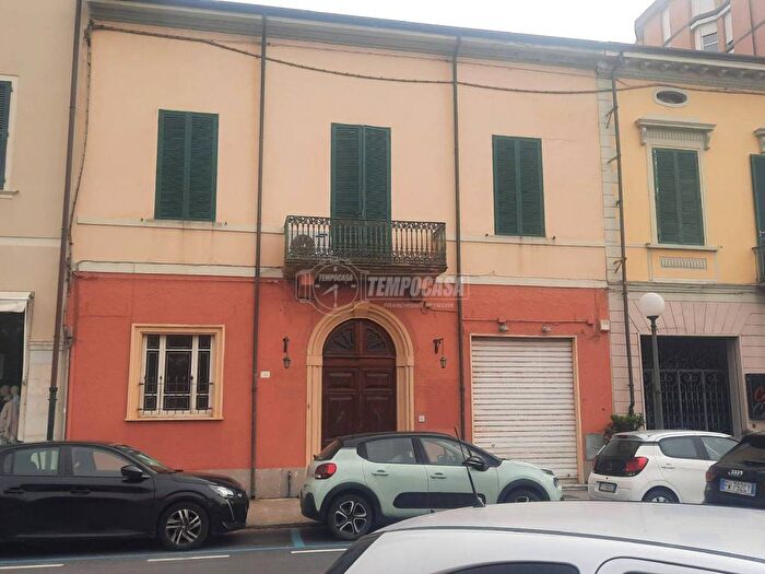 Casa con 6 locali in vendita in Piazza Massimo d'Azeglio, Lungomare, Viareggio