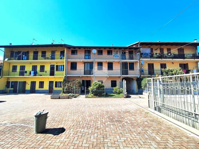 Casa con 6 locali in vendita in Via Vialà, Centro, Romano Canavese