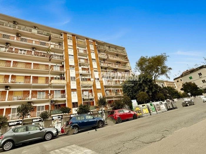 Appartamento con 5 locali in vendita in Piazza Pilastri, Fuorigrotta, Napoli