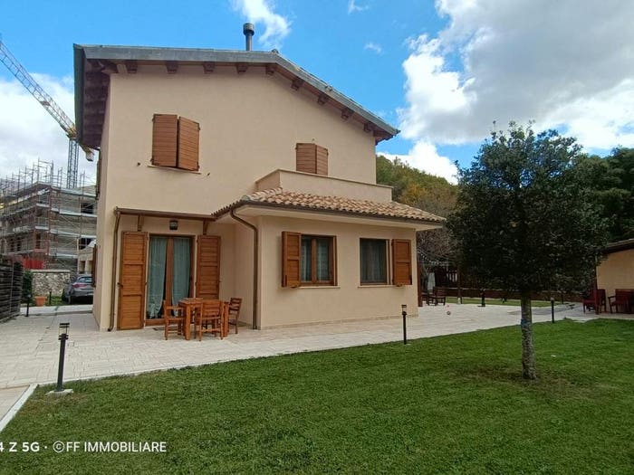 Casa quadrilocale in vendita in Via Roma, Pieve, Ussita