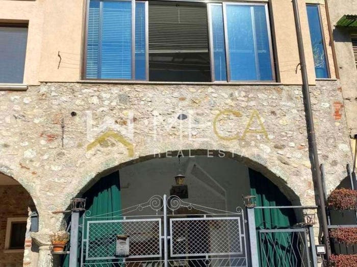 Casa con 6 locali in vendita in Via Ugo Foscolo, Roé, Roè Volciano
