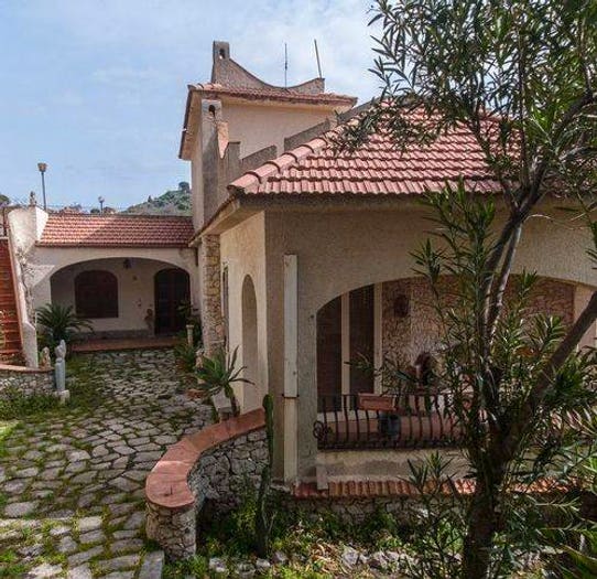 Casa con 6 locali in vendita in Contrada Petralia, Castelmola