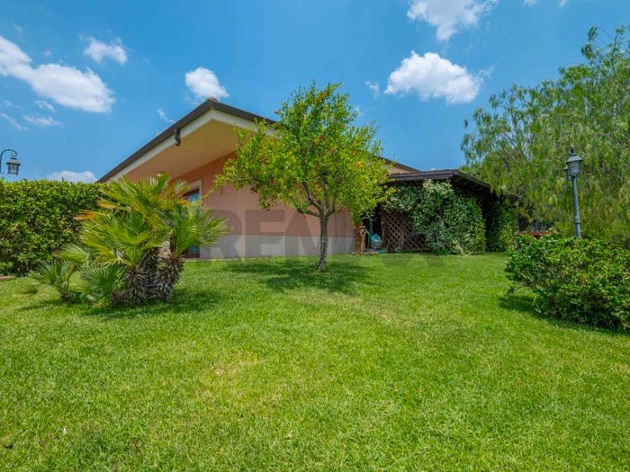 Casa con 6 locali in vendita in via Bouganvillea, Centro, Caltagirone