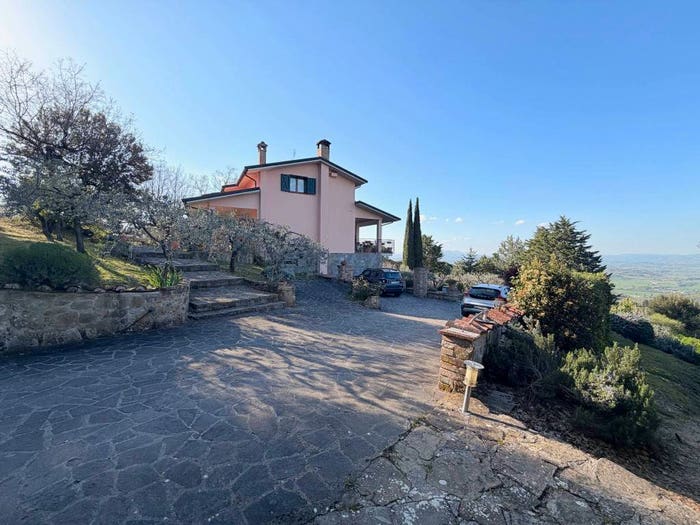 Casa con 6 locali in vendita in Via San Bernardino, Bettona