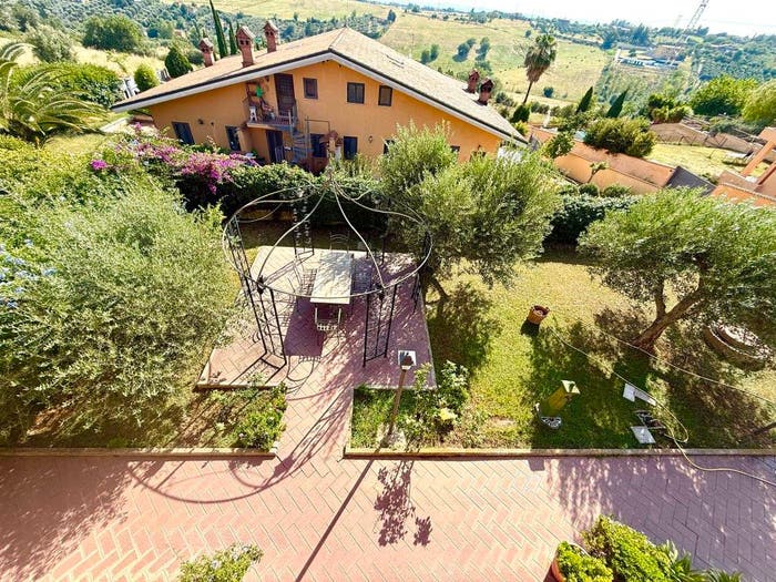 Casa con 6 locali in vendita in Via Monte Sempione, Fonte Nuova