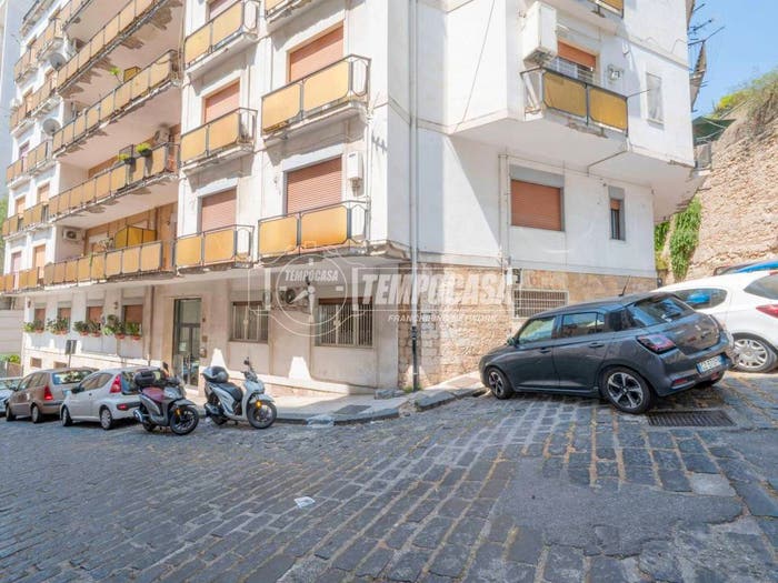 Appartamento trilocale in vendita in Via San Sebastiano, Centro Storico, Messina