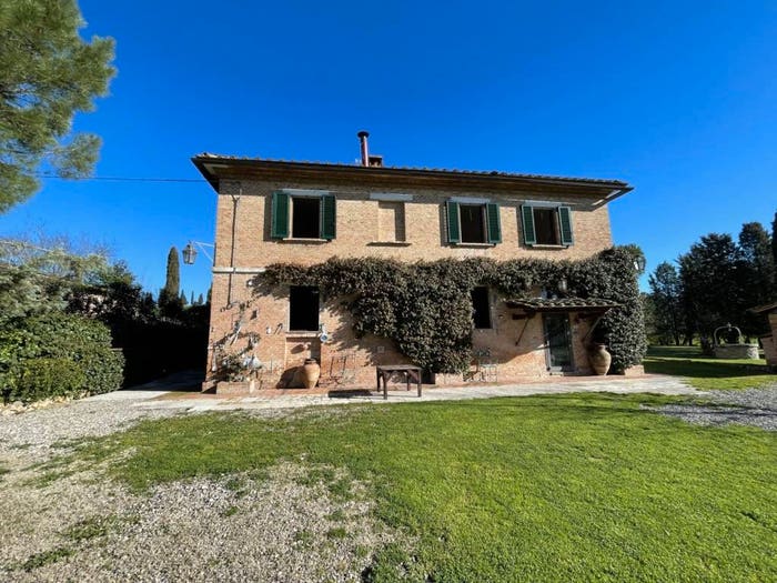 Casa con 6 locali in vendita in Asciano