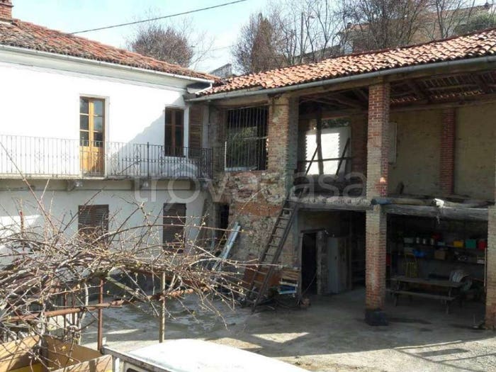 Casa con 6 locali in vendita in Passerano, Passerano Marmorito