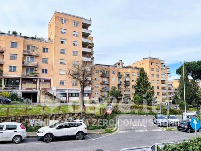 Appartamento quadrilocale in vendita in Via Valbondione, Labaro, Roma