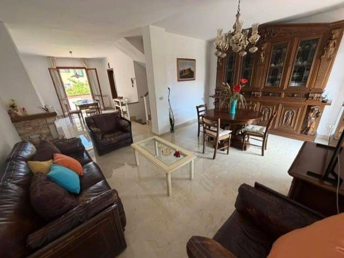 Casa con 6 locali in vendita in Centro, Calci