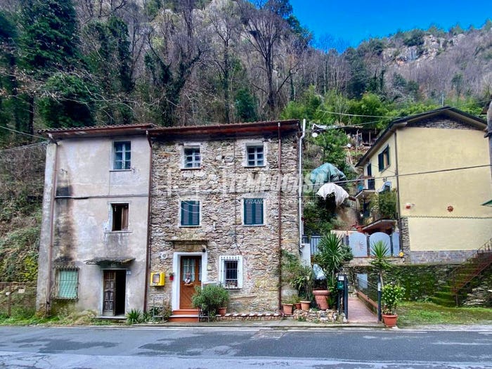 Appartamento trilocale in vendita in Frazione Guadine, San Carlo Antona, Massa