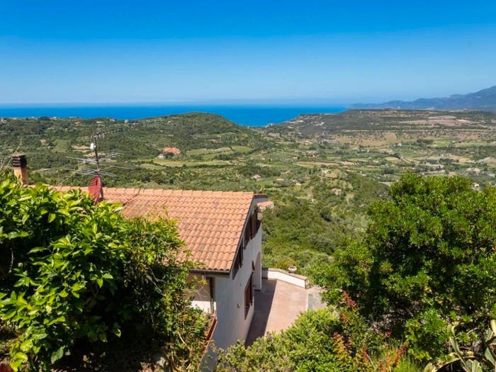 Casa con 6 locali in vendita in Magomadas