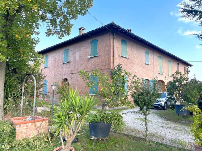 Casa con 6 locali in vendita in Budrio