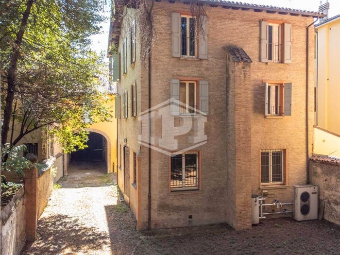 Casa con 6 locali in vendita in Strada Maggiore, Santo Stefano, Bologna