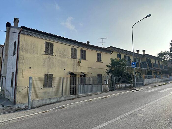 Casa con 6 locali in vendita in Strada Solfanuccio, Centro, San Costanzo