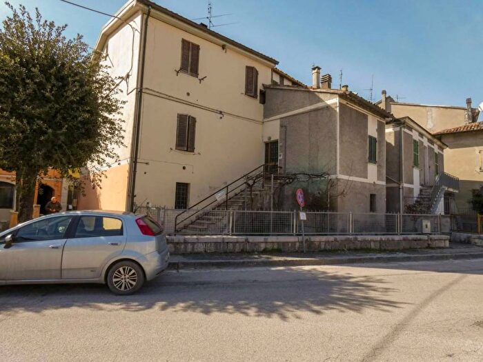 Appartamento trilocale in vendita in via Flaminia, Centro, Acqualagna