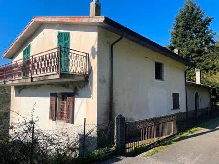Casa con 6 locali in vendita in Cattognano, Comano