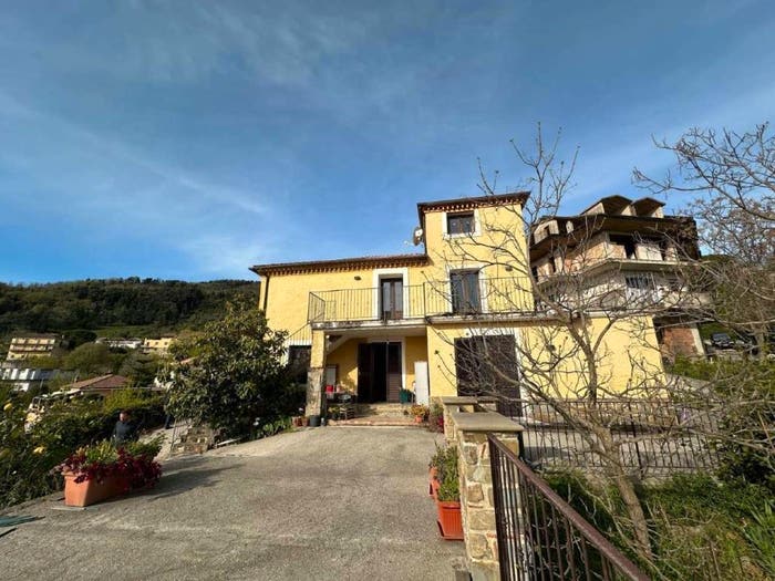 Casa con 6 locali in vendita in via Giardino, Rutino